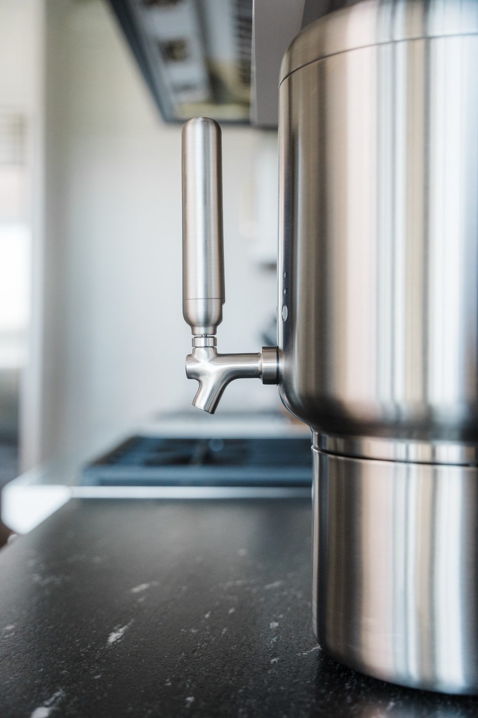 Side profile of the Rorra Countertop spout and stainless body