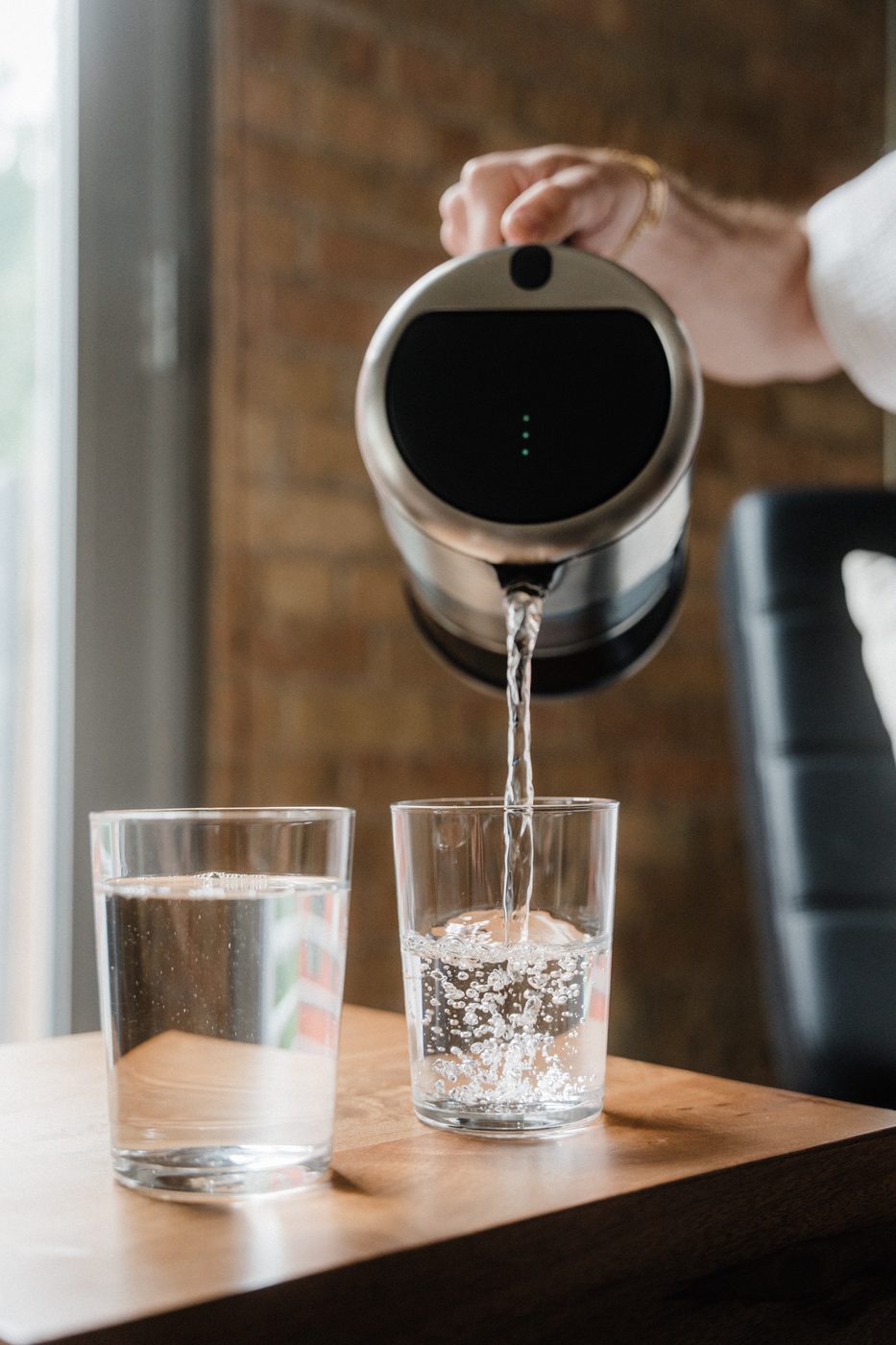 Rorra Pitcher pour stream into a glass, tight detail